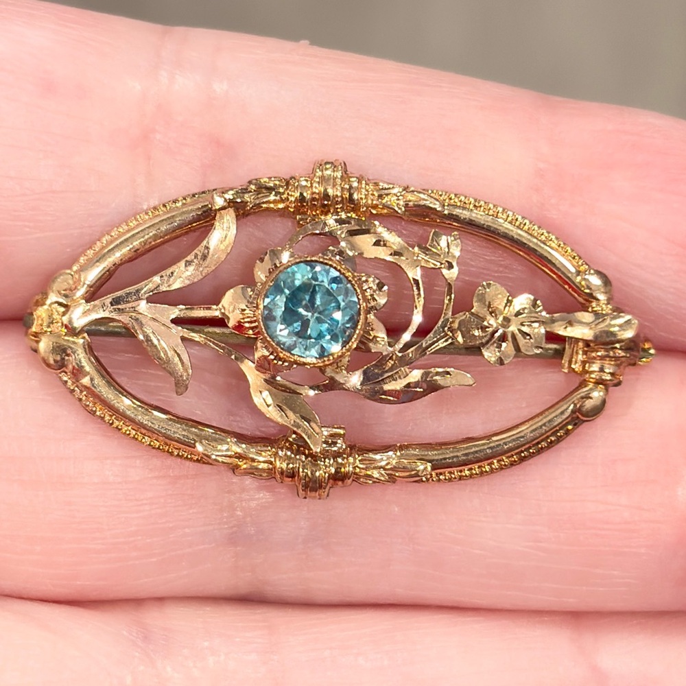 Vintage Art Nouveau 10K Gold Blue Zircon Brooch: SEMCO Floral Filigree